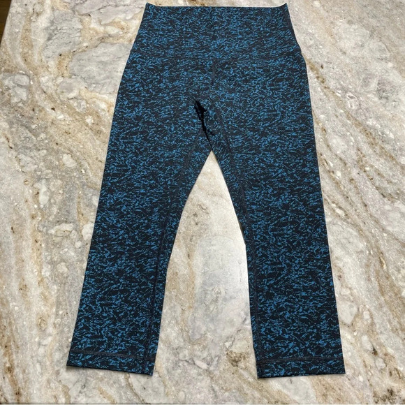 Like New Lululemon Wunder Under Crop (Hi-Rise) (21")
Iced Wave Capri Black W 8 - Picture 10 of 13